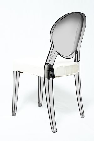 durchsichtiger Stuhl
