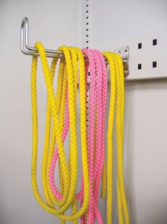 PAVOY Sportgeräteschrank konfigurierbar bis Vollausstattung | Ballschrank mit Flügeltüren | 195 x 120 x 50 cm mit Vollblech- oder Lochfeldtüren | große Farbauswahl