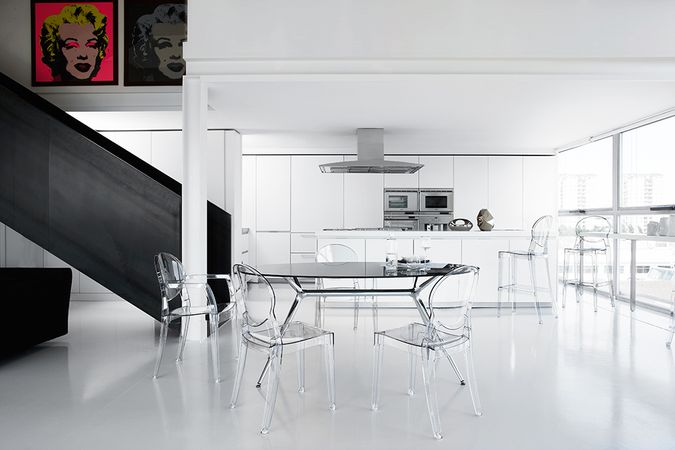 durchsichtiger Armlehnstuhl