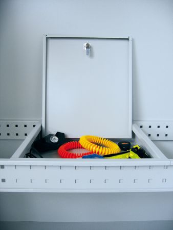 PAVOY Sportgeräteschrank konfigurierbar bis Vollausstattung | Ballschrank mit Flügeltüren | 195 x 120 x 50 cm mit Vollblech- oder Lochfeldtüren | große Farbauswahl
