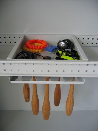 PAVOY Sportgeräteschrank konfigurierbar bis Vollausstattung | Ballschrank mit Flügeltüren | 195 x 120 x 50 cm mit Vollblech- oder Lochfeldtüren | große Farbauswahl